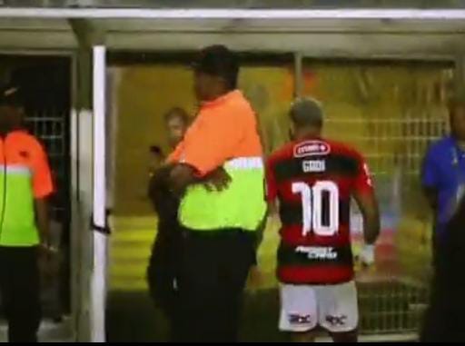 APÓS EXPULSÃO, TORCIDA DO FLAMENGO ARREMESSA PIPOCAS EM GABIGOL (COM VÍDEO)